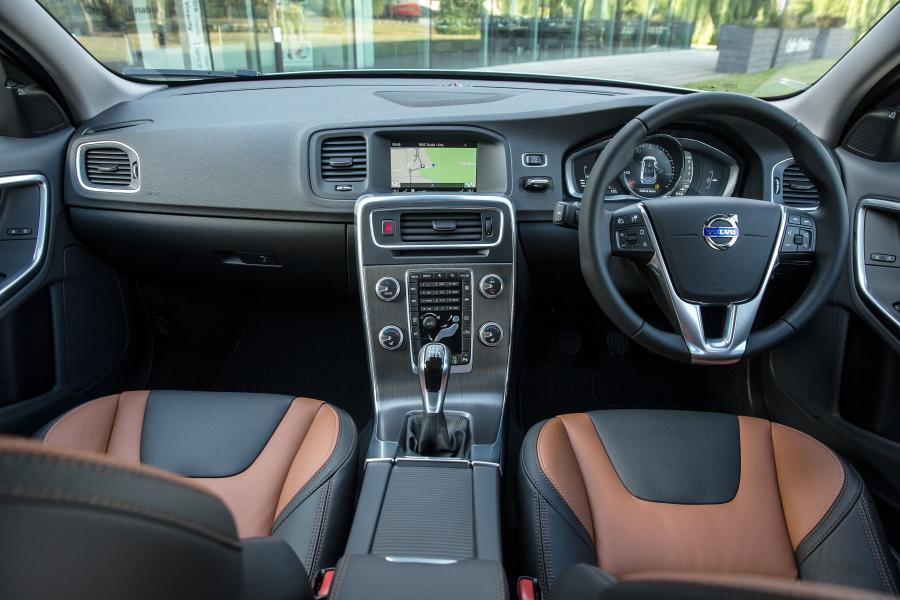  Volvo S60 Cross Country 2015 года  (UK) (фото 18 из 23)